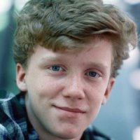 Нет, это актеры известны и по сей день. Стали меньше сниматься - это не значит, что вышли в тираж. 
Например, актрисы-красавицы Ким Бесинджер или Мишель Пфаифер просто постарели и не могут играть в своем амплуа. Робина Уильсямса вообще ни к селу ни к городу приплели. 
В 80-90-е годы было полно актеров, которые активно снимались в молодежных фильмах и были на тот момент очень популярны. Даже у меня с ними постеры были, из журнала "ОК". 
А теперь кому покажи - даже их имен уже не вспомнить.