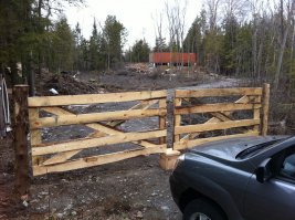 Мой сын купил три контейнера с доставкой по 3000 долларов каждый. Заказал кран на один день и местную бригаду (Канада). Бетонные пилеры с закладными деталями были залиты раньше. Следующее лето отделка.