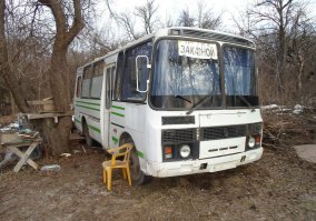 Молодая креативная пара построила мобильный дом-пароход