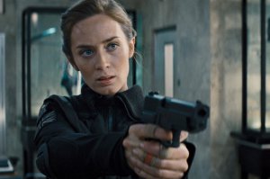 Какая Эмили Блант была противная в "Дьявол носит Прада", и какая клёвая в "Грани Будущего". Я пока фильмографию после "Гранец" не посмотрел, даже не понял, что это одна и та же актриса )) Уж не знаю, делала она себе пластику, или нет.

Ну и Линда Гамильтон, конечно. Терминатор-1 и 2. Просто крутая. Могу себе представить, сколько за этим стояло работы!