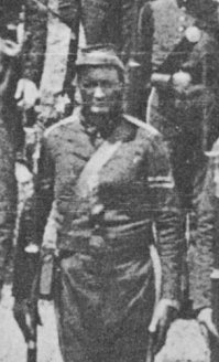 Это я знаю, но вот пример "расовой нетерпимости" в рабовладельческом государстве.
Первые штаты, запретившие импорт рабов - южные, рабы юга с начала 19 века это рабы по рождению.  Основные поставщики рабов как раз торговцы с севера. В ходе Гражданской войны первый офицер северян, майор Уинтроп, был убит чернокожим солдатом-конфедератом. да ещё и рабом, Сэмом Нэшем.
Вот фотка солдат 4-го полка добровольцев штата Джорджия (27 апреля 1861 года, война ещё не началась) обратите внимание на чернокожего капрала. А по обычаям добровольческих формирований сержантов и капралов солдаты выбирали сами! белые господа выбрали ниггера капралом, говорили "Сэр" и бегом выполняли его приказы!
Вот она - История с другой стороны.