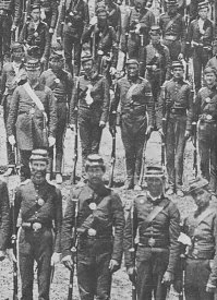 Это я знаю, но вот пример "расовой нетерпимости" в рабовладельческом государстве.
Первые штаты, запретившие импорт рабов - южные, рабы юга с начала 19 века это рабы по рождению.  Основные поставщики рабов как раз торговцы с севера. В ходе Гражданской войны первый офицер северян, майор Уинтроп, был убит чернокожим солдатом-конфедератом. да ещё и рабом, Сэмом Нэшем.
Вот фотка солдат 4-го полка добровольцев штата Джорджия (27 апреля 1861 года, война ещё не началась) обратите внимание на чернокожего капрала. А по обычаям добровольческих формирований сержантов и капралов солдаты выбирали сами! белые господа выбрали ниггера капралом, говорили "Сэр" и бегом выполняли его приказы!
Вот она - История с другой стороны.