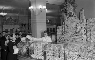 К сожалению мы застали не лучшие годы СССР. Застой, а потом и перестроечный развал. Хотя в послевоенные годы страна только оправлялась от войны и голода, но уже в 1947-м отменили карточную систему. Да и магазины, говорят, удивляли ценами и своим богатым ассортиментом... Спросите у наших ветеранов - они расскажут...