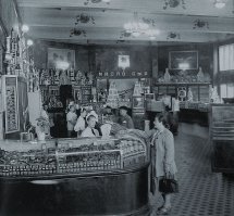 К сожалению мы застали не лучшие годы СССР. Застой, а потом и перестроечный развал. Хотя в послевоенные годы страна только оправлялась от войны и голода, но уже в 1947-м отменили карточную систему. Да и магазины, говорят, удивляли ценами и своим богатым ассортиментом... Спросите у наших ветеранов - они расскажут...