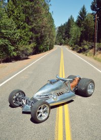 да автор косячник. впереди одно колесо -  1 диск на котором стоят 2 покрышки. Джей Лено - безусловно красавчик, коллекция у него просто сумашедшая , но с хера ли его автор называет "создателем" этого трайка?! он только владелец, а автор - Tim Cotterill-который больше спец по стеклу и металлу , а не транспортным средствам)))  вот фрогмэн рокет 3.