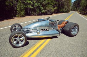 да автор косячник. впереди одно колесо -  1 диск на котором стоят 2 покрышки. Джей Лено - безусловно красавчик, коллекция у него просто сумашедшая , но с хера ли его автор называет "создателем" этого трайка?! он только владелец, а автор - Tim Cotterill-который больше спец по стеклу и металлу , а не транспортным средствам)))  вот фрогмэн рокет 3.