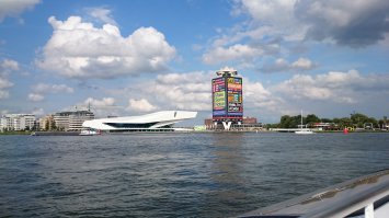 Фотографировала супруга.