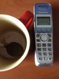 Присылаем этому чуваку фотку внутренней стороны чашки и телефон, он нам не верит! >_<