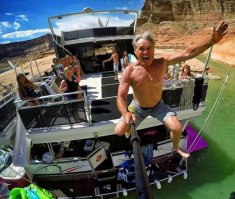 дедок хорошо отдыхает на пенсии)))