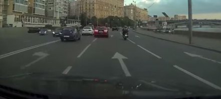 этот харлей стоит как кукурузер блин 200-ый, его можно понять, если бы он его уронил, то было бы ой как дорого. по факту не понятно было для чего нужно было так лихачить с обгоном и заездом на встречную полосу, а потом нагло трындеть гайцу "я не выезжал на встречку и поворачивал из левого ряда."