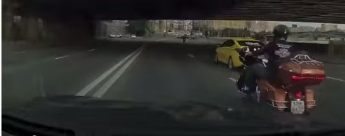 этот харлей стоит как кукурузер блин 200-ый, его можно понять, если бы он его уронил, то было бы ой как дорого. по факту не понятно было для чего нужно было так лихачить с обгоном и заездом на встречную полосу, а потом нагло трындеть гайцу "я не выезжал на встречку и поворачивал из левого ряда."