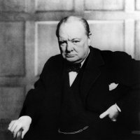 Уинстон Черчилль коллекционировал солдатиков. В родовом имении политика сохранилась огромная коллекция, состоящая из нескольких армий. По некоторым данным, она насчитывала более 1500 фигурок, и впоследствии это игрушечное войско даже выставлялось в музее. Разумеется, в детстве маленький аристократ, как и многие дети, предпочитал игры с солдатиками учебе. Отметим, что солдатики Черчилля уникальны не только из-за принадлежности своему знаменитому хозяину, но и из-за используемого материала. Традиционно, игрушечные армии делались из олова, но в 1966 году в Англии был принят запрет о производстве детских игрушек из металлов. Обойти его удалось только через десятилетие.