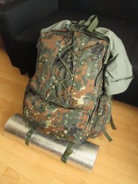 У меня друг на Москва-Байкал отправился неделю назад пешком+автостоп, его рюкзак выглядит как-то скромнее, вряд ли там что-то подобное вообще есть.