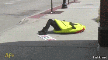 Выглядит так, будто нечто желтое пытается сожрать человека