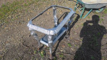 Я вот такой столик отреставрировал, жаль старых фото нет.