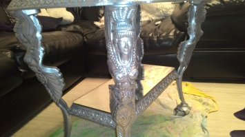 Я вот такой столик отреставрировал, жаль старых фото нет.