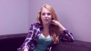 Она уже упаковала наклейки и вылетела в Лондон!...