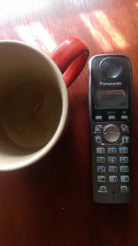 Вот, чёрненький)) На другом столе, правда) А тот старый, недорогой. А чувак сам тролль)