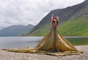 приглючилось, что девушка из палатки торчит :)