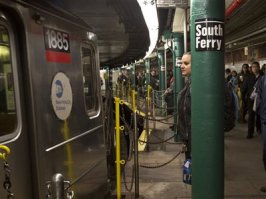 Да еще. Вот это вид на Статую Свободы с ближайшей к ней (подземной, стественно) станции метро "South Ferry"(находится на Манхеттене). Извини, фотографии, где Статуя Свободы видна лучше не нашел.
Если же у тебя есть свой вариант, какая станция метро нарисована на рисунке, напиши мне ее название. Вместе посмотрим, посмеемся.