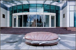 В Краснодаре есть памятник кошельку. Расположен перед входом в банк.