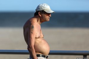 Дяденька представляет собой знак вопроса на тему: Как можно так жить? :)