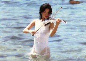 Только Ванесса Мэй!!!
И играет божественно и как женщина прекрасна.