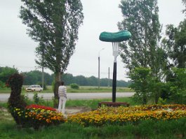 Старый Оскол. Еще памятник огурцу!)