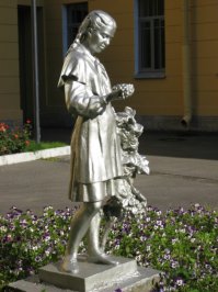 "Пионерка с виноградом". Санкт-Петербург