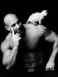 Голдберг еще не ушел из рестлинга. В добавок отмечу, что он весьма занят в благотворительности и ухаживает за животными.