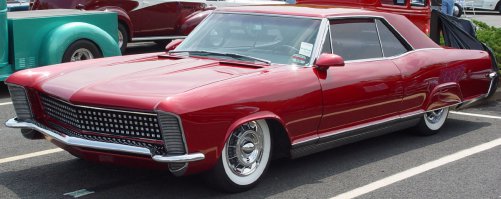 На фото 1965 Buick Riviera GS.