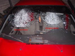 Антоха ни разу в жизни не видел таких лобовых стёкол у битых машин?
Сзади, кстати, не менее лихо вылетают пассажиры.