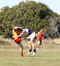 какая боооль, какая бооль, удар по яйцам ногой...