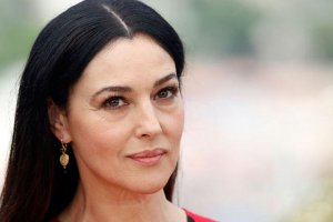 Откуда фото?  Ей сейчас 50 и она могла бы постараться, но считает что естественная старость лучше.