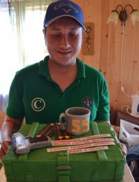 Мы отцу на ДР в этом году вот такой тортик заказывали