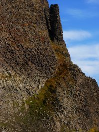 по аналогии со скалой на пляже Рейнисфьяра - на Камчатке есть г.Поленница