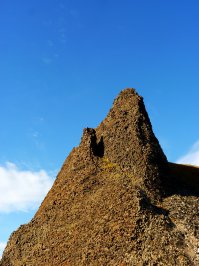 по аналогии со скалой на пляже Рейнисфьяра - на Камчатке есть г.Поленница