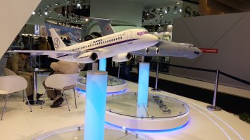 Я был в этом году на авиасалоне в ля Бурже.  Там и не такое вытворяли. Вот пару фоток