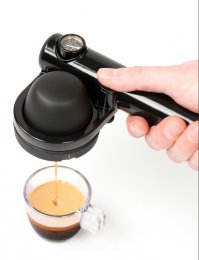 Я в поездках вот такой походной эспрессо-кофеваркой пользуюсь.