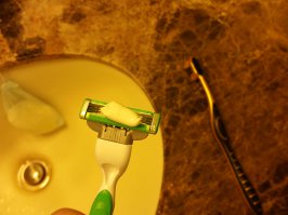 Я так зубы почистил кремом для бритья из туб.И был разочерован результатом.