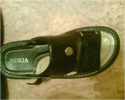 Даже обувь подобрал. Только пятки зря открытые взял