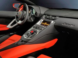 1) всё зависит от настроек, если выключить все АБС и прочие мутотени (для чего есть специальное долгое нажатие кнопки для самоубийц), то один щелчок - одна ступень. Но этого не нужно, мы же не на париж-Дакар, а в городе, а полиция - тьфу-тьфу-тьфу - "Ягуар" и так не догонит, если что. торопиться мне некуда - на "Ягуарах" люди никуда не торопятся, потому, что уже везде успели. :) Это пусть развозчики пиццы на "Оке" торопятся, а то остынет. :) 
2) Я нейтралкой вообще не пользуюсь, хотя она и есть. ушами можно поднять до нужной, и с неё стартануть, кстати, режим "зима" - это как раз старт со второй. 
3) А для этого нужны мощность и крутящий момент, чтобы гидротрансформатор с реактором заткнул свою варежку и за такие деньги делал, что скажут, и не пыхтел. :)
У армянского радио спрашивают "Как похудеть?"
Радио отвечает: "Запомните: худая корова - ещё не газель!"
Машина - это не только быстрое кидание палок, но и коробка и двигатель, и колёса с профилем шириной в полруки и с резиной не от противогазов, это и аэродинамика, это и подвеска и развесовка, и как бы Вы быстро не крутили ручку патефона "Молот", громче и качественнее "B&W" он играть не будет. :)
Вы, кстати, в курсе, что при заказе "Ламборгини" - если Вы выбрали механику - то Вам придёт специальное письмо, чтобы убедиться, действительно ли она Вам нужна, или лучше всё же современный настоящий гоночный автомат? :)