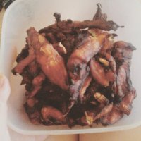 приготовила!
Правда, вместо вурчестеского соуса (я нашла его, но ради одного эксперимента покупать большую бутылку соуса...да и скоро переезд) взяла обычный острый маринад для мяса. Как оказалось - не стоило Или не надо было добавлять соевый соус, ибо вышло очень солено.
Делала из курицы и говядины (ее немножко было).
На газовой плите хватило 3,5 часов.
Муж ходит, ворчит - он вчера на профчистке зубов был, нельзя пока что ничего соленого=))
Вкусно и к пиву будет идеально... если все за день не съем))