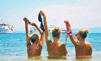 Смотрел подборку в обратном порядке и заметил еле уловимую связь между двумя этими фотографиями