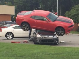 Смотрел подборку в обратном порядке и заметил еле уловимую связь между двумя этими фотографиями