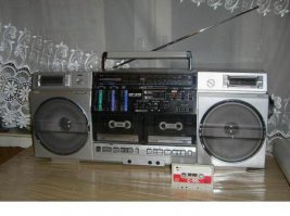 Батя мой такой магнитоофон с Афгана привез в 86 году.И аппарат все еще работает!И даже кассеты перематывает и воспроизводит!Уже почти 30 лет!Вот это техника!"Металлики",конечно нет,но другие кассеты,по 5 раз перезаписанные,еще сохранились.