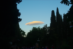 И напоследок. Как может быть сорван курортный сезон, если даже НЛО прилетают? :)