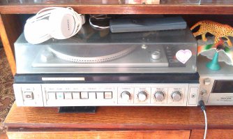 Дайте и мне похвастать... Отец подарил за успешную сдачу экзаменов в 1988 году. До сих пор в квартире стоит, рука не поднимается убрать. Всё рабочее, и кассета с Металликой есть!