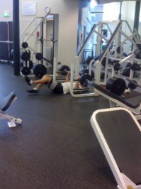 жим лежа, просто высоко поставил и ноги либо оторва либо еще не поставил