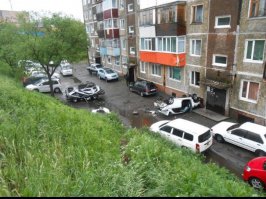 для "дебилоидов" с первого этажа (кто не может понять как так лезли на 3 а на фото из окна 3 этажа земля кажется вровень, даже на фишках была новость (про туже камчатку) вот фото оттуда. Видно что окна 3 этажа "выходят" вровень с тротуаром